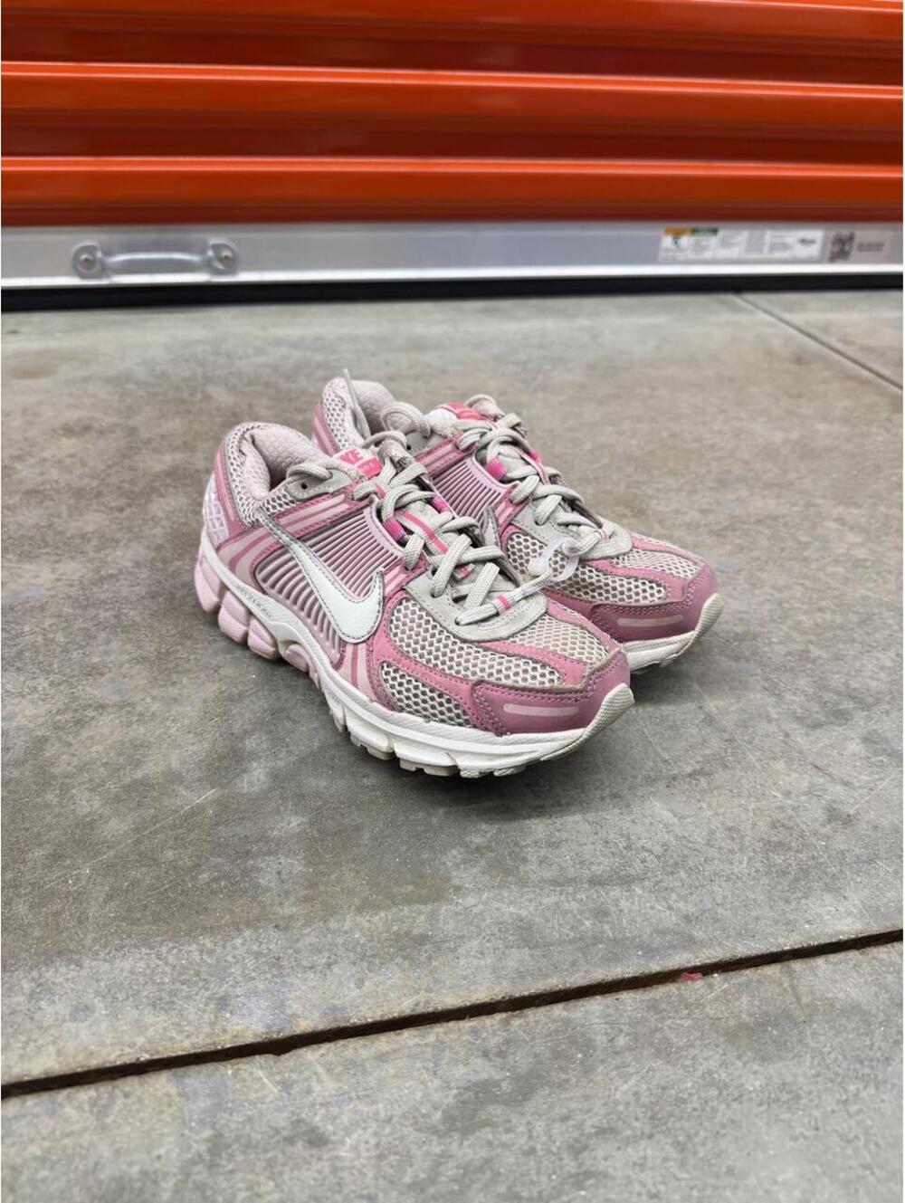 nike zoom vomero 5 hyper pink running gym shoes size 6.5 WOMENS